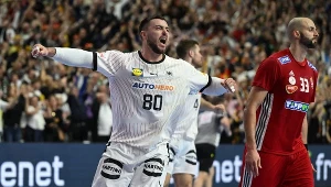Niemieccy piłkarze ręczni (na zdjęciu Jannik Kohlbacher) są o mały krok od półfinału mistrzostw Europy. Na to właśnie czekają