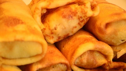 Naleśniki po grecku będą hitem każdej imprezy. Gdy podasz je gościom i domownikom, po 5 minutach talerz będzie świecić pustkami