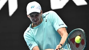 Hubert Hurkacz zamykający oczy podczas udrzenia. Fragment meczu z Ugo Humbertem Australia 2024