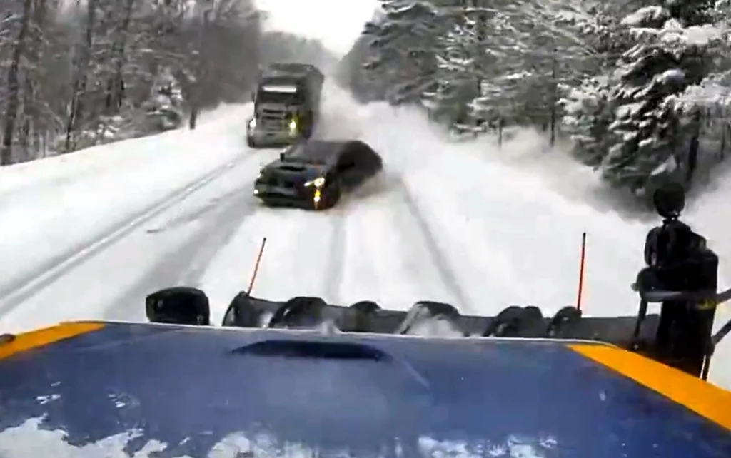 Pług śnieżny przeciął samochód na pół / Fot NYSDOT @Twitter 