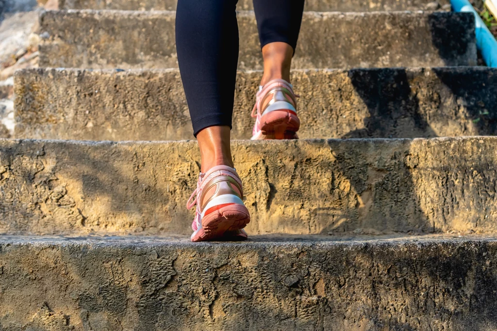Wchodzenie po schodach może być doskonałą formą treningu