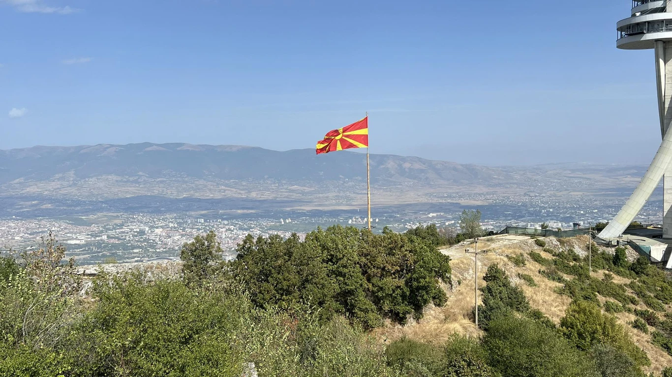 Flaga Macedonii na tle panoramy Skopie Flaga Macedonii na tle panoramy Skopie
