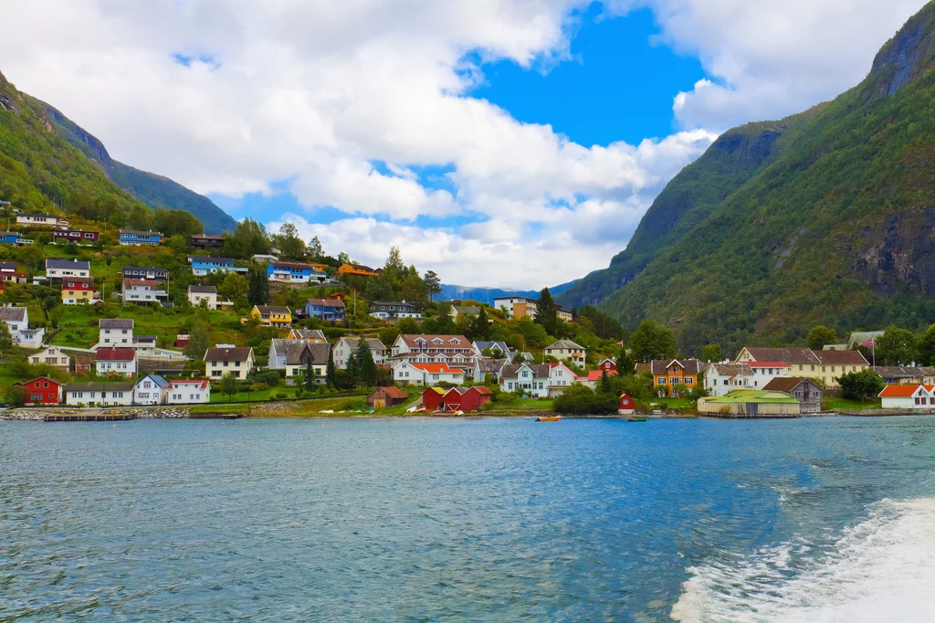 Malownicza wioska leżąca nad fiordem w Norwegii