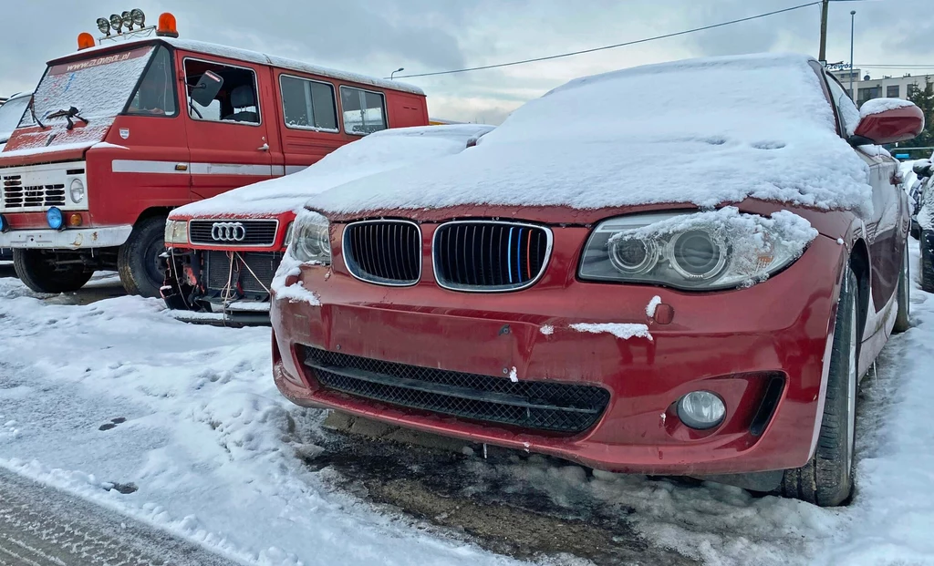 Między innymi takie BMW 118d Coupe czeka na nowego właściciela w Krakowie. Ktoś porzucił auto na ulicach miasta