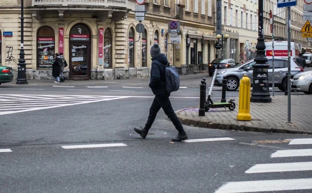 Czy pieszemu trzeba ustępować podczas skrętu, gdy ten przechodzi przez ulicę poza przejściem?