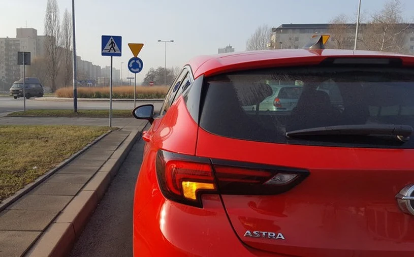 Czy na rondzie trzeba włączać kierunkowskaz? 