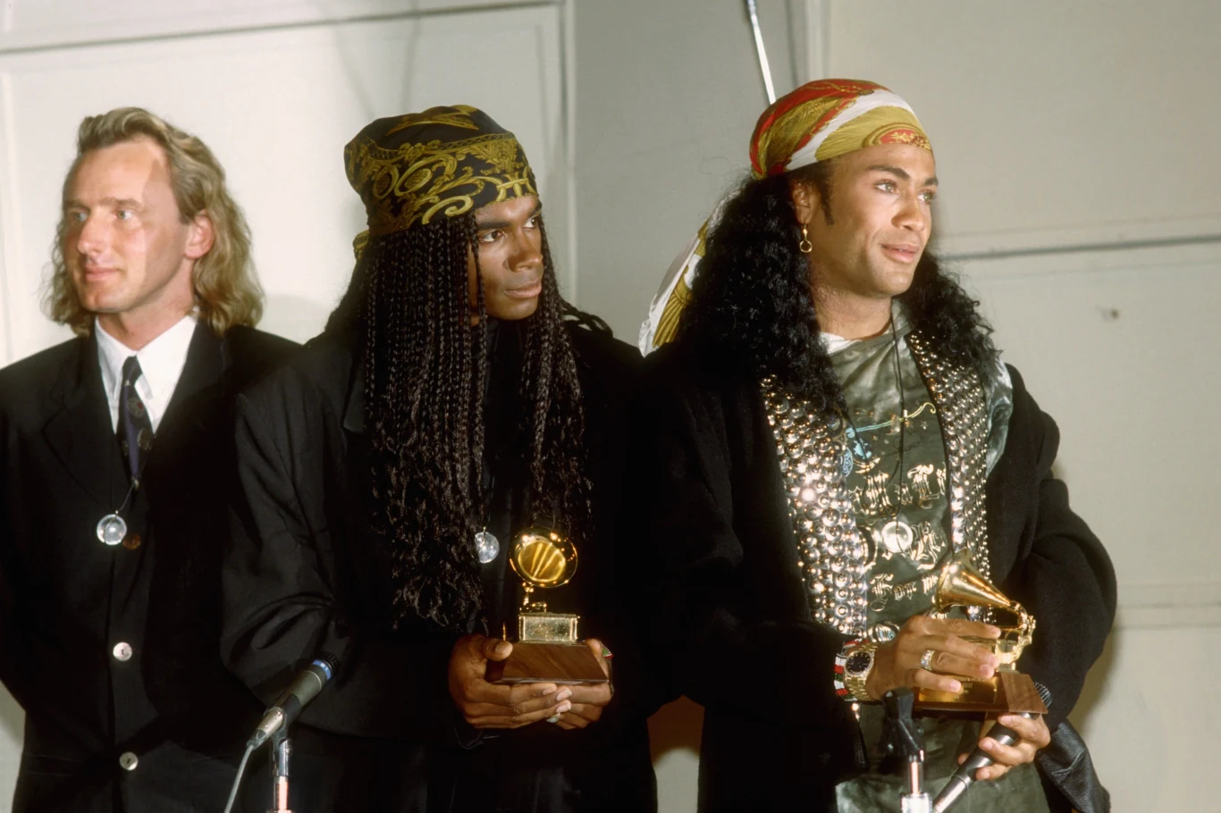 Frank Farian (po lewej) u boku Milli Vanilli