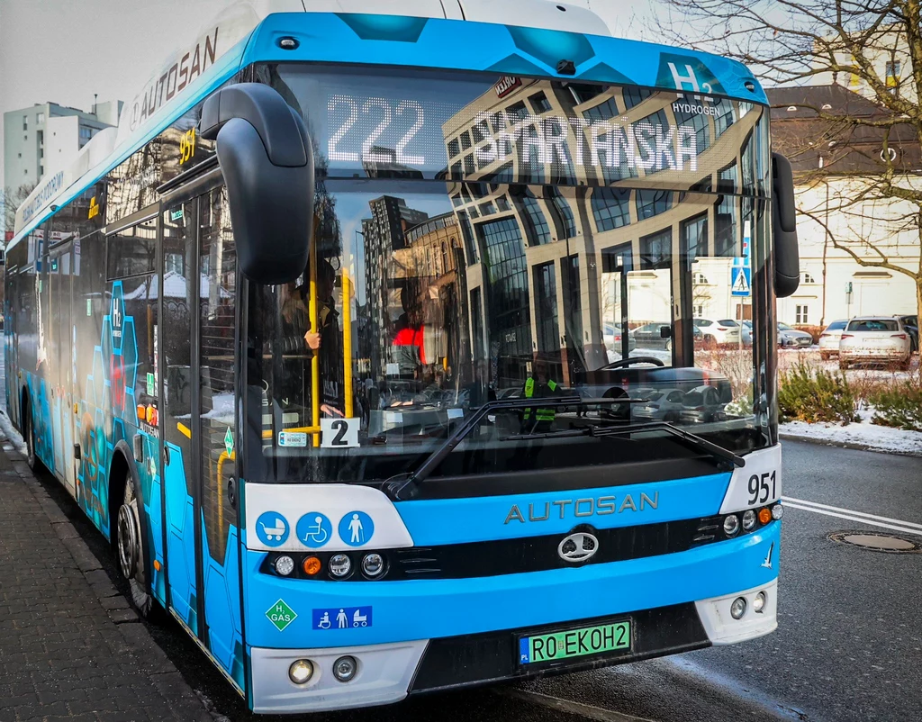 Po ulicach Warszawy od kilku dni kursuje niebieski autobus.