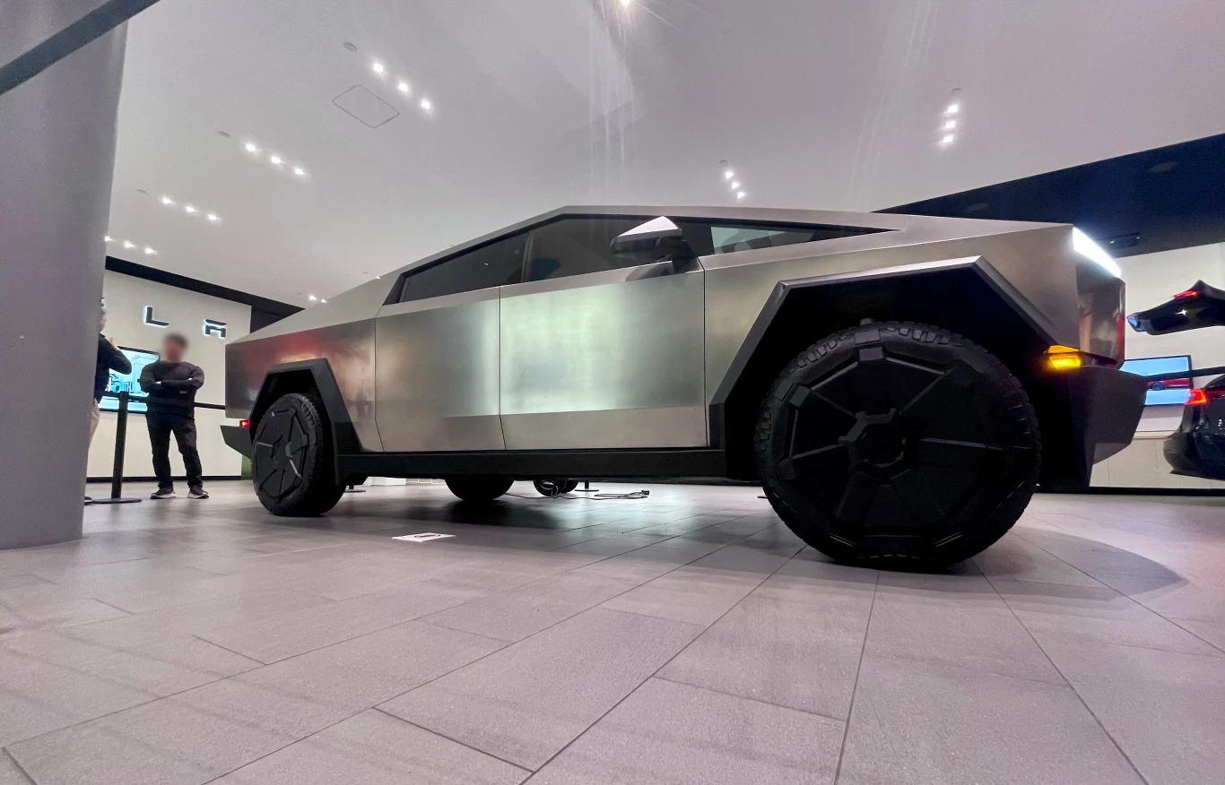 Tesla Cybertruck robi wrażenie z każdej strony Tesla Cybertruck robi wrażenie z każdej strony