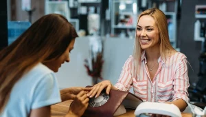 Na tych paznokciach nie widać odrostu. Są idealne, jeśli nie masz czasu na częste wizyty u kosmetyczki