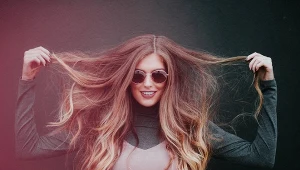 Babciny sposób na siwiznę. Zamiast drogich kosmetyków wystarczy ta tania przyprawa