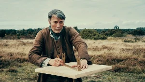 Mads Mikkelsen w scenie z filmu "Bękart"