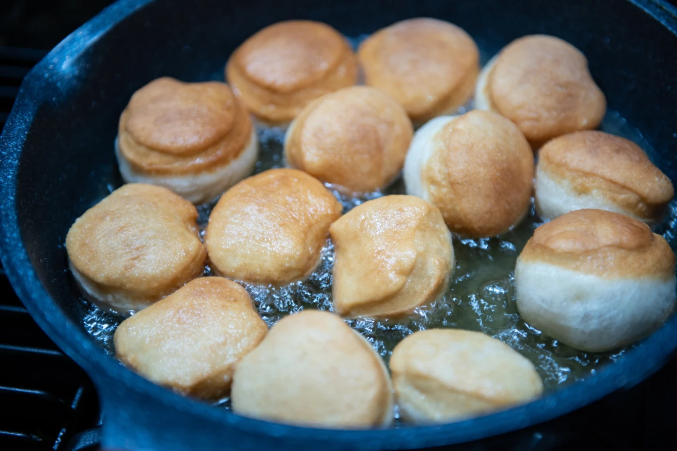 Smażenie na głębokim tłuszczu to jeden z powodów, dla którego pączki są bardzo kaloryczne. Smażenie na głębokim tłuszczu to jeden z powodów, dla którego pączki są bardzo kaloryczne.
