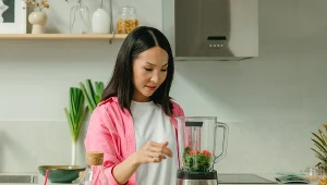 Zgnieć w kulki i wrzuć do blendera. Koktajle będą miały idealną konsystencję