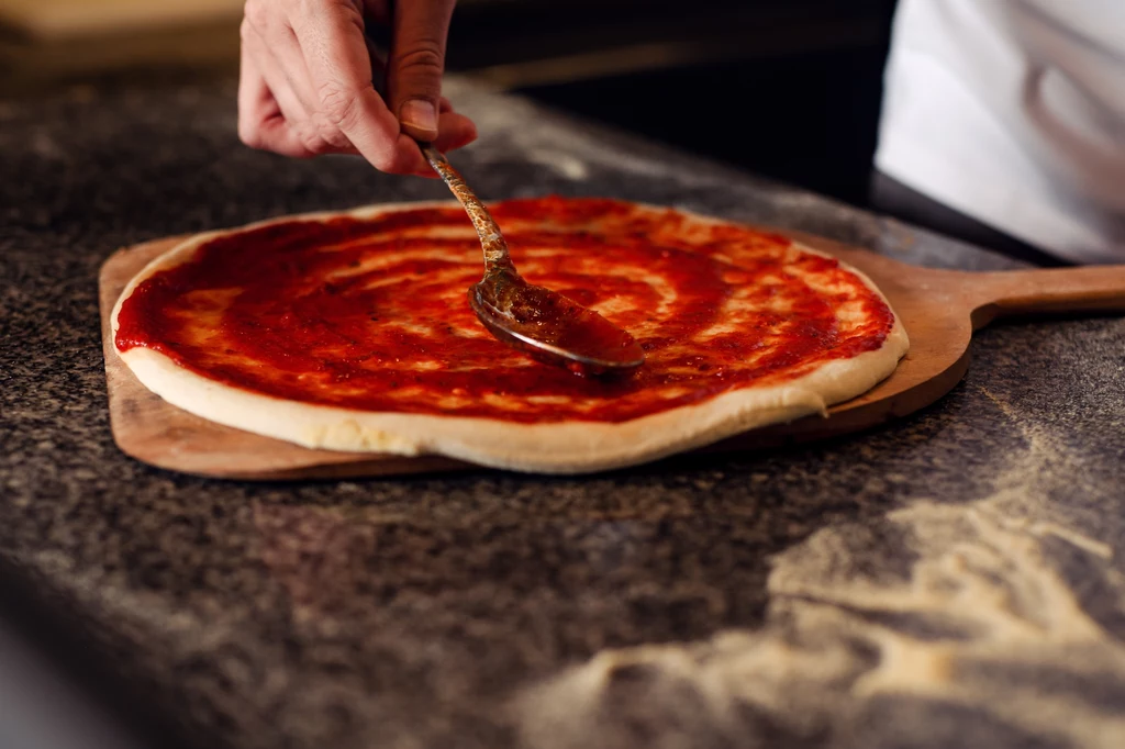 W gotowych ciastach na pizzę można znaleźć nie tylko mąkę pszenną. Redakcja miesięcznika Öko-Test sprawdziła, co jeszcze jest dodawane do produktów, które są powszechnie dostępne w sklepach
