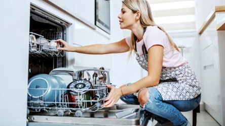 Piękny zapach ze zmywarki i naczynia bez zacieków? To możliwe, dzięki domowym sposobom.