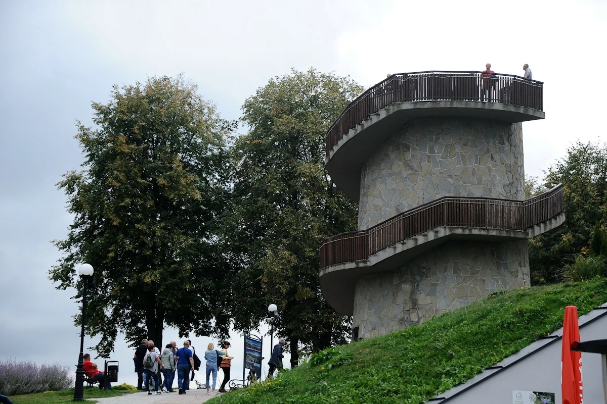 Z wieży widokowej na muszyńskim Zapopradziu podziwiać można panoramę miasteczka