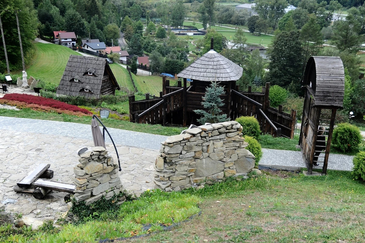 Najmłodszą ze stref, znajdujących się na terenie ogrodów zmysłów, jest strefa baśni i legend o Muszynie