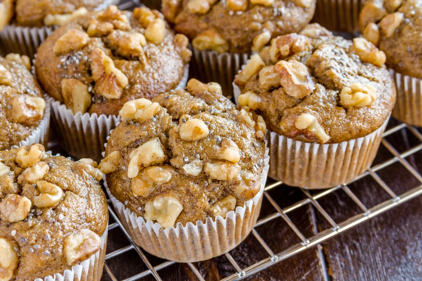 Do owsianych maffinek warto dodać orzechy, które wzbogacą posiłek.