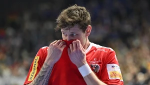 Załamany austriacki skrzydłowy  Sebastian Frimmel, załamani byli też reprezentanci Islandii