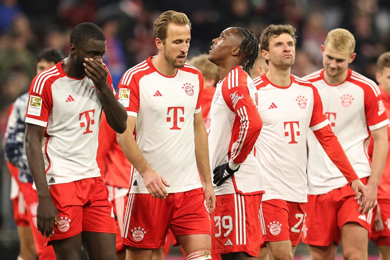 Harry Kane (drugi z lewej) przyszedł do Bayernu po drużynowe trofea. Na razie stracił dwie okazje