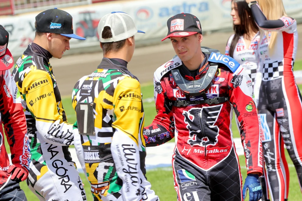 Maksym Borowiak wita się z Wiktorem Przyjemskim. Maksym Borowiak wita się z Wiktorem Przyjemskim.