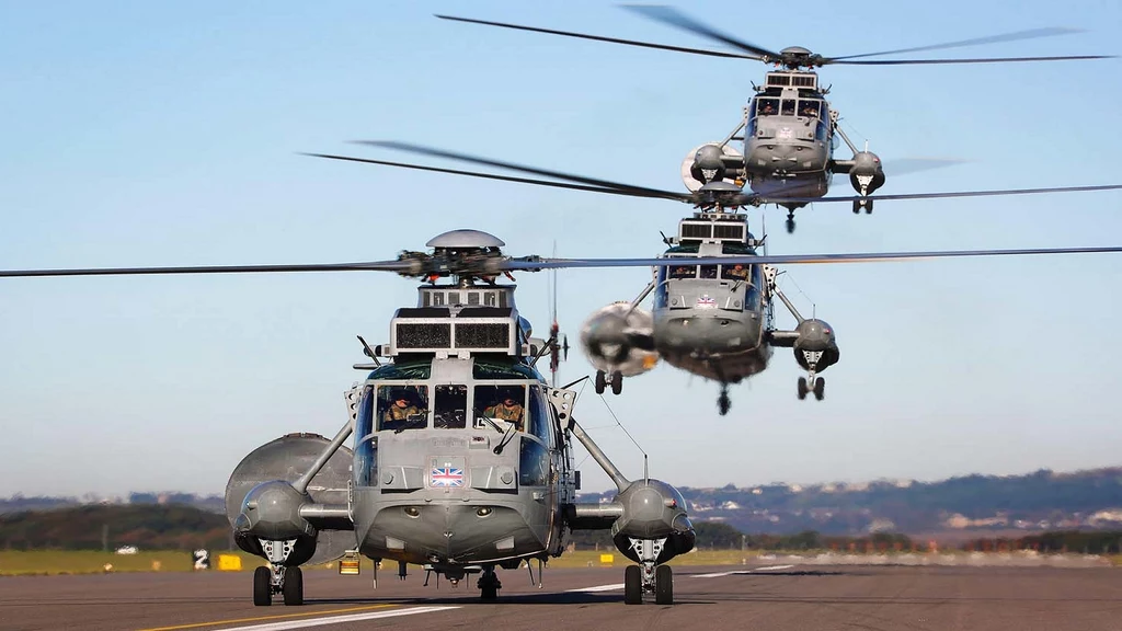 Flota śmigłowców Sea King Mk41 leci z Niemiec do Ukrainy