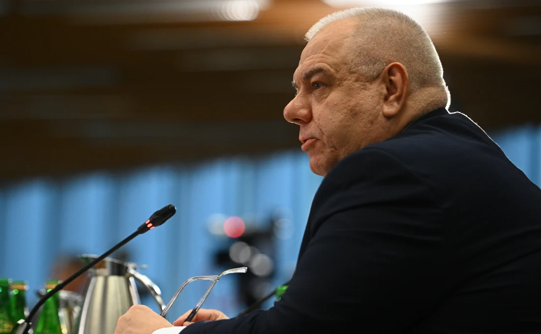 Jacek Sasin podczas przesłuchania przez komisję ds. wyborów korespondencyjnych Jacek Sasin podczas przesłuchania przez komisję ds. wyborów korespondencyjnych