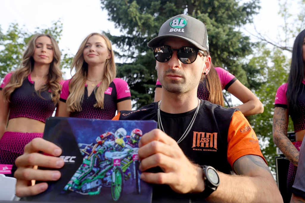 Mikkel MIchelsen rozdaje autografy przed rundą SEC.
