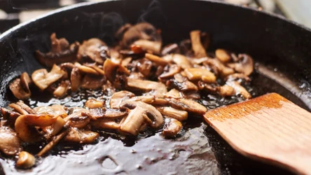 Jak smażyć pieczarki, by nie ciemniały?