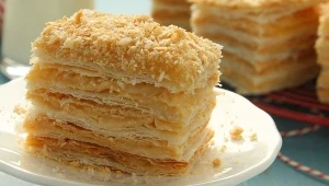 Błyskawiczne ciasto z trzech składników. Idealne, gdy goście pukają do drzwi