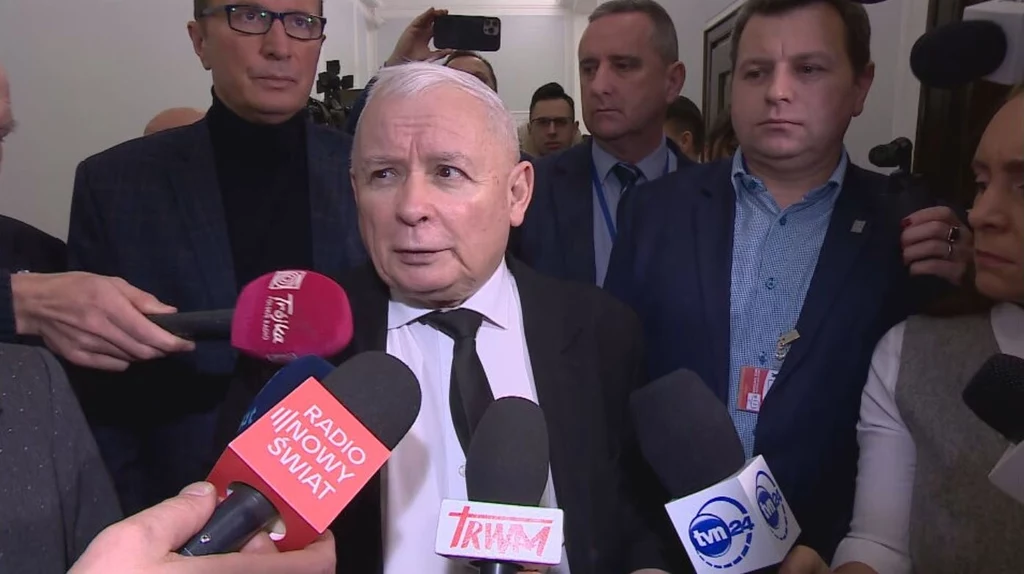 Jarosław Kaczyński w rozmowie z dziennikarzami na korytarzach sejmowych Jarosław Kaczyński w rozmowie z dziennikarzami na korytarzach sejmowych