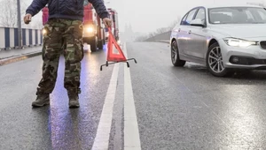 Czarny lód na drodze. Można go rozpoznać na różne sposoby