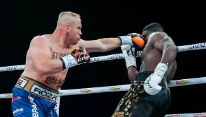 Łukasz Różański tu w walce z Izu Ugonohem