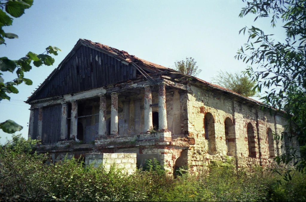 Ruiny synagogi w Nowym Korczynie