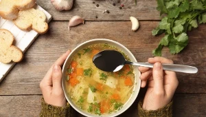 Taką zupę z niedzielnego rosołu robi Ewa Wachowicz. Na Podkarpaciu bije rekordy popularności