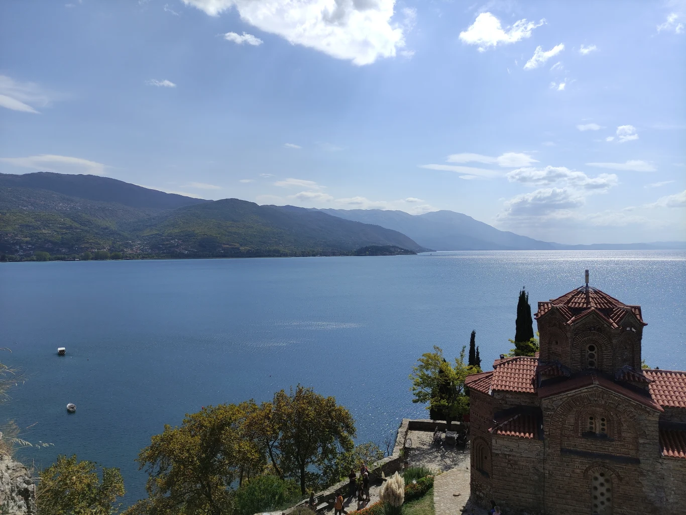Widok na cerkiew św. Jana Teologa i Jezioro Ochrydzkie Widok na cerkiew św. Jana Teologa i Jezioro Ochrydzkie