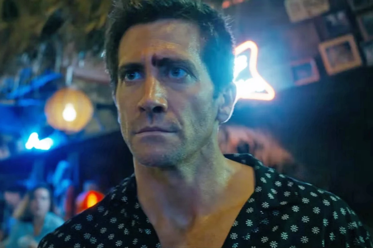 Jake Gyllenhaal w scenie z filmu "Road House"