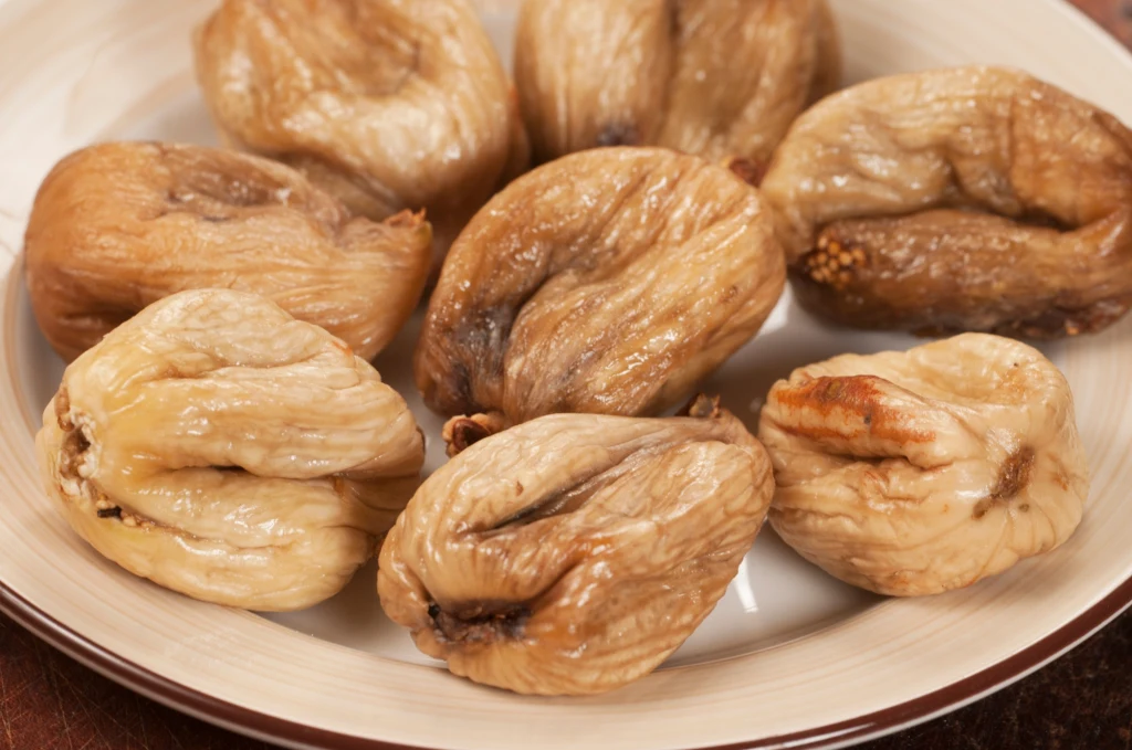 Jedzenie suszonych fig dodaje energii, usprawnia perystaltykę jelit i wspiera pracę mózgu