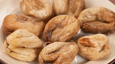 Jedzenie suszonych fig dodaje energii, usprawnia perystaltykę jelit i wspiera pracę mózgu