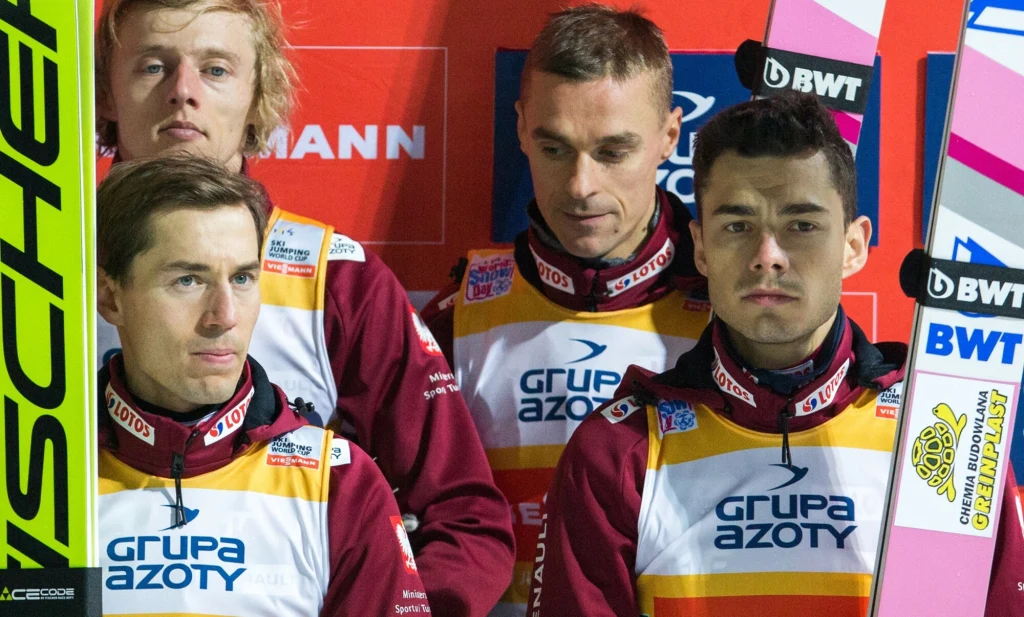 W sezonie 2018/2019 Jakub Wolny kilkukrotnie - obok Kamila Stocha, Dawida Kubackiego i Piotra Żyły - stawał na podium drużynowych konkursów Pucharu Świata W sezonie 2018/2019 Jakub Wolny kilkukrotnie - obok Kamila Stocha, Dawida Kubackiego i Piotra Żyły - stawał na podium drużynowych konkursów Pucharu Świata