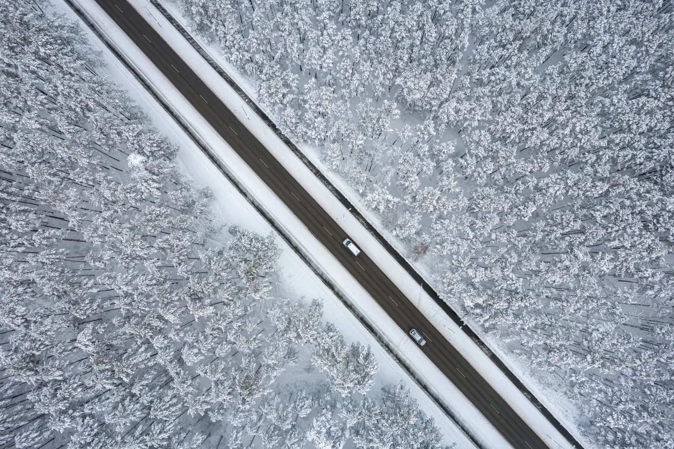 IMGW ostrzega przed trudnymi warunkami na drogach 24 i 25 stycznia. Na czarny lód w piątek 26 stycznia powinni uważać mieszkańcy 11 województw