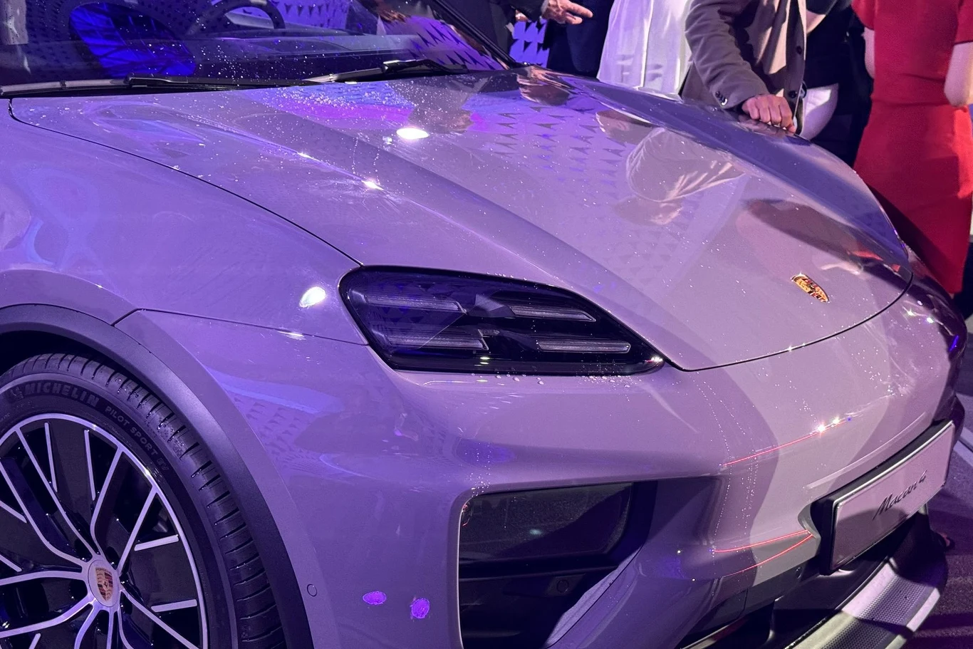 Po raz pierwszy Porsche zdecydowało się na rozdzielenie świateł do jazdy dziennej z drogowymi i mijania. 