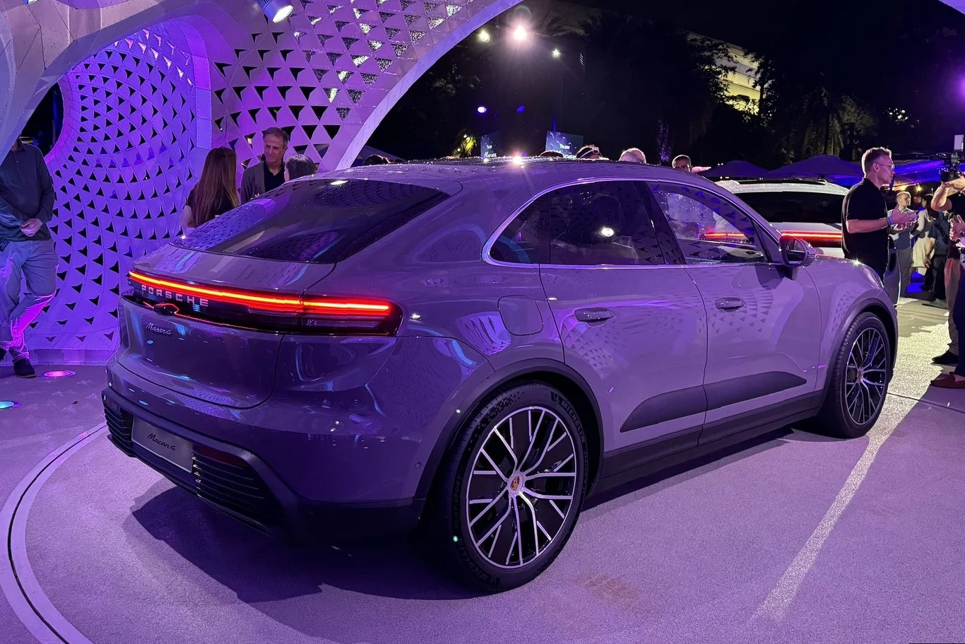 Nowy kolor nadwozia "Provence" prezentuje się świetnie. Porsche Macan oferuje personalizację na wielu poziomach