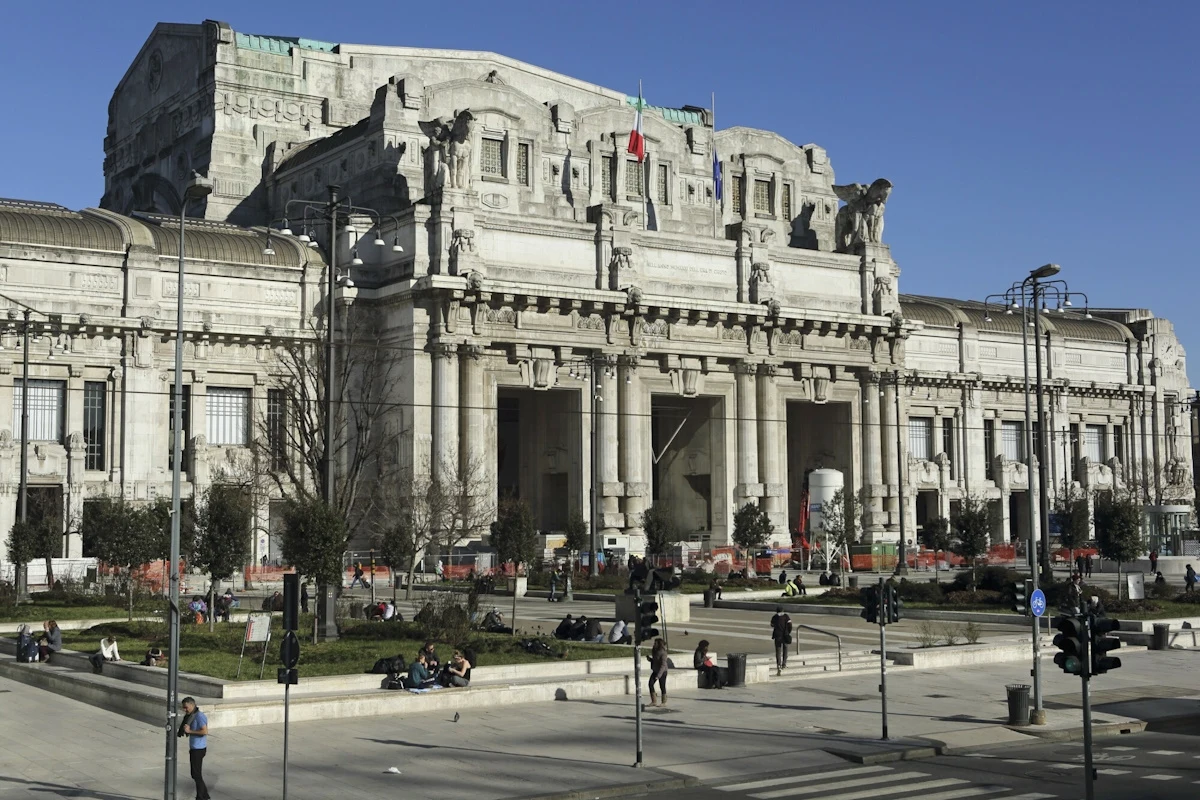 Milano Centrale to jeden z największych dworców kolejowych w Europie Milano Centrale to jeden z największych dworców kolejowych w Europie