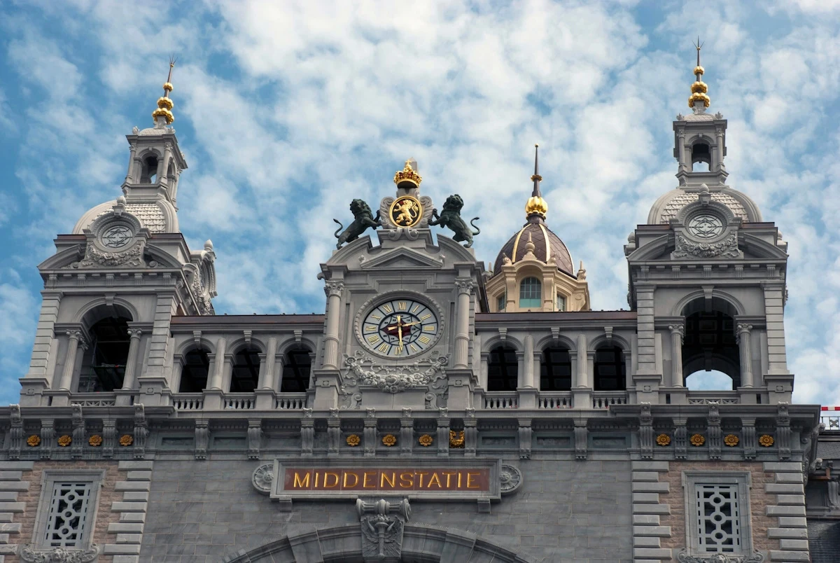 Dworzec Centralny w Antwerpii w Belgii nazywa się "katedrą kolejową" Dworzec Centralny w Antwerpii w Belgii nazywa się "katedrą kolejową"