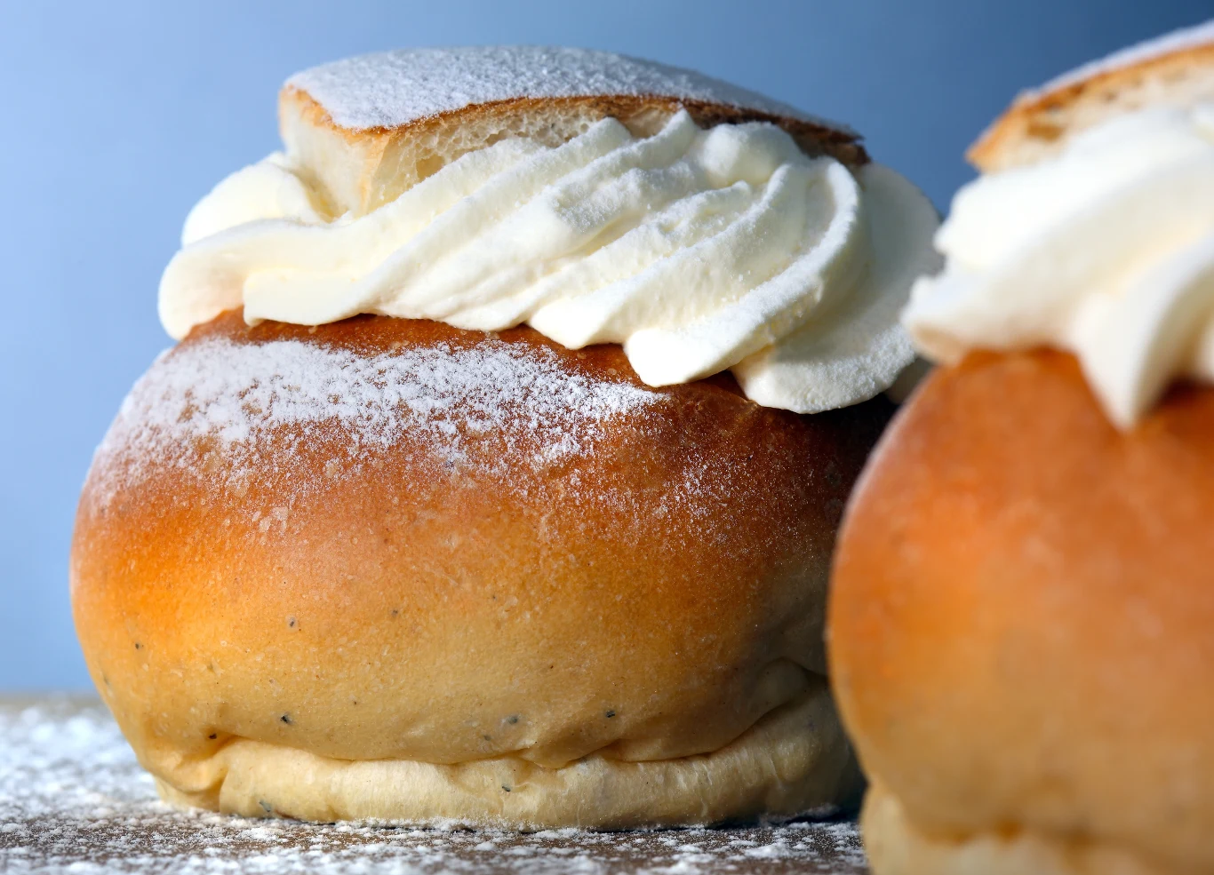 Semle, czyli pyszne słodkie bułeczki wypełnione migdałowym nadzieniem. Jak urozmaicić Tłusty Czwartek? Semle, czyli pyszne słodkie bułeczki wypełnione migdałowym nadzieniem. Jak urozmaicić Tłusty Czwartek?