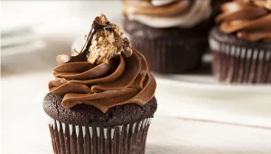 Deser tak efektowny i elegancki, że żal go jeść. Prosty przepis na babeczki à la Ferrero Roche