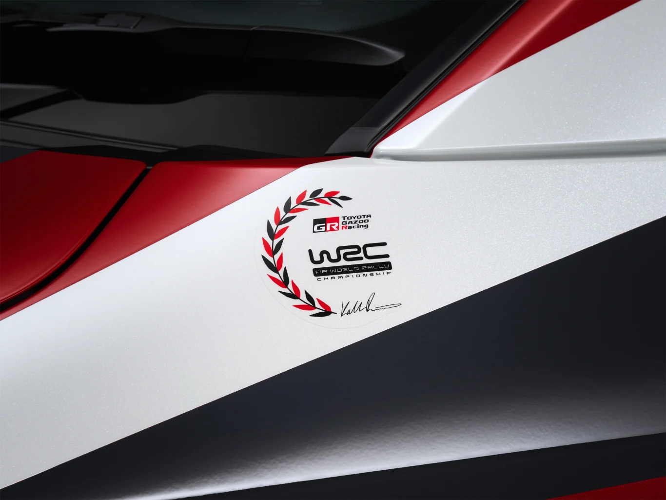 Na przednich błotnikach GR Yaris Rovanperä Edition znajdują się naklejki mistrza WRC. Na przednich błotnikach GR Yaris Rovanperä Edition znajdują się naklejki mistrza WRC.