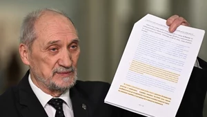 Antoni Macierewicz pokazał dwie strony raportu komisji Jerzego Millera